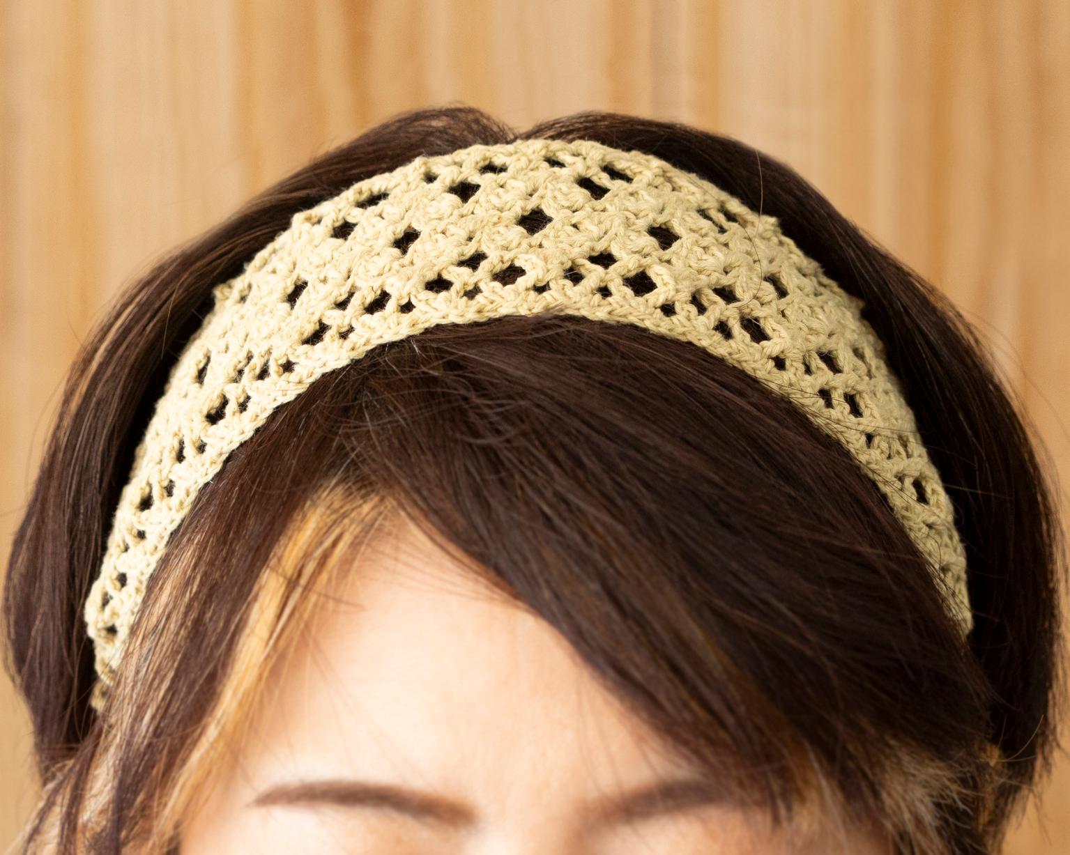 リネンとコットンで優しい締め付け感の編みヘアバンド。長さ調節可。色:紺・くすみイエロー | 6枚目
